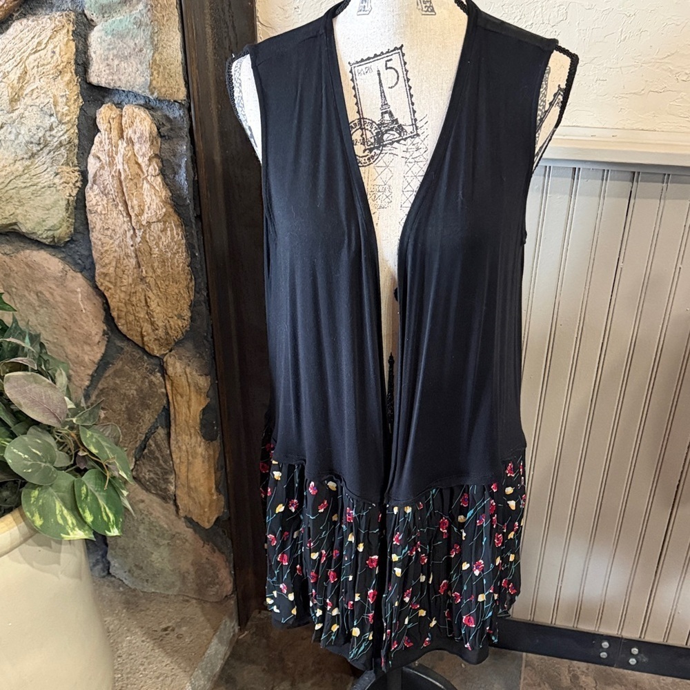 LOGO by Lori Goldstein Black Floral Trim Sleeveless Shrug